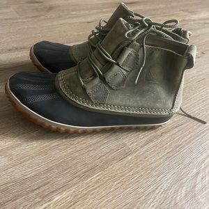 SOREL Out and About Duck Boots Olive Waterproof Leather Women’s size 6